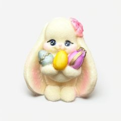 Фигурка из шоколадной глазури "Зайка с пасхальными яйцами" 